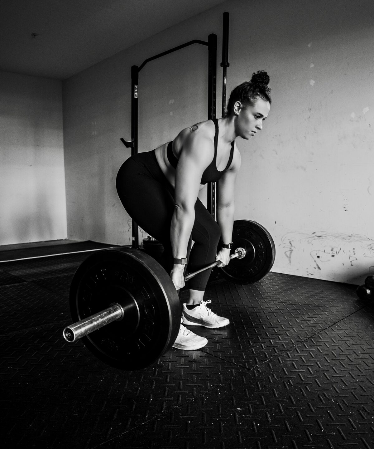 Allie Jackson setting up a deadlift